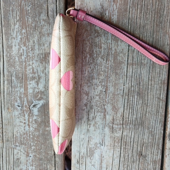 Coach Heart 💖 Clutch - Picture 5 of 12